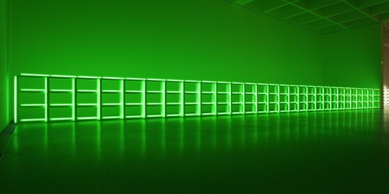 Dan Flavin untitled (to you, Heiner, with admiration and affection), 1973  Leuchtstoffröhren auf Kunststoffmodulen, grünes fluoreszierendes Licht, Exemplar 2/3, Inv. Nr. B 999  2016 aus Mitteln der Art Mentor Foundation Lucerne durch Ankauf erworben  Bayerische Staatsgemäldesammlungen – Sammlung Moderne Kunst in der Pinakothek der Moderne München  © Estate of Dan Flavin / VG Bild-Kunst, Bonn 2026  Foto: Bayerische Staatsgemäldesammlungen, Haydar Koyupinar