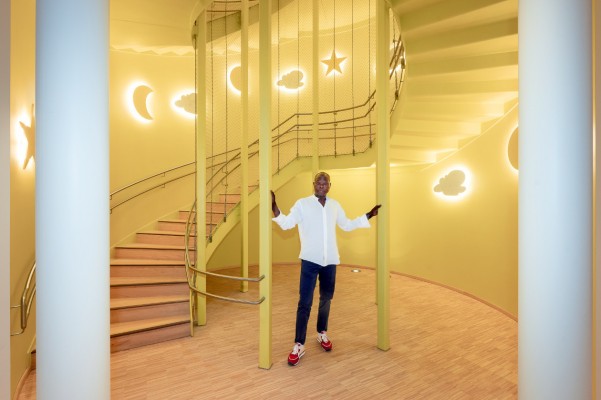 Francis Kéré im alles verbindenden Treppenhaus