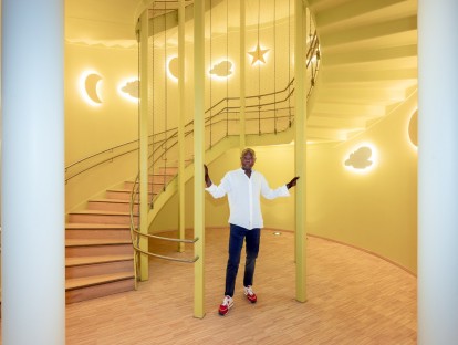 Francis Kéré im alles verbindenden Treppenhaus
