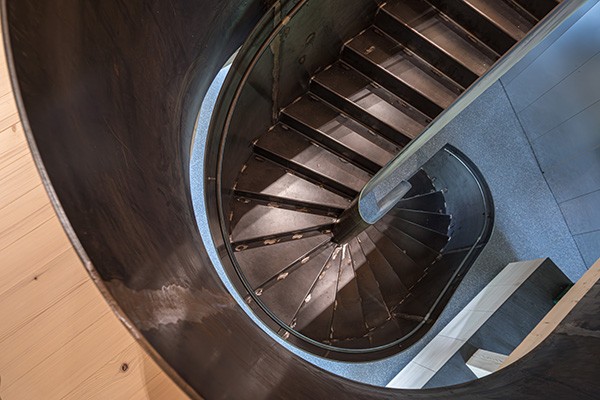 Skulpturale Treppe aus Stahl