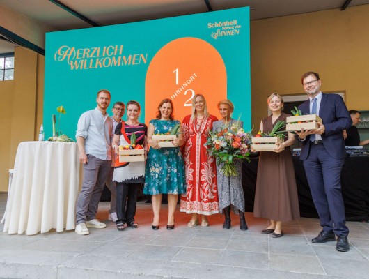 Feierten gemeinsam 50 Jahre BHB: Joachim Surhoff (Geschäftsführer BHB), Marco Eisenack (Herausgeber von MUCBOOK), Baureferentin Dr.-Ing. Jeanne-Marie Ehbauer, Verena Dietl (Dritte Bürgermeisterin der Landeshauptstadt München), Melanie Hammer (geschäftsführende Gesellschafterin BHB), Anita Becker-Hammer, Katharina Schulze (Fraktionsvorsitzende von BÜNDNIS 90/DIE GRÜNEN im Bayerischen Landtag) und Thomas Gloßner (Ministerialdirektor im Bayerischen Staatsministerium für Wohnen, Bau und Verkehr)
