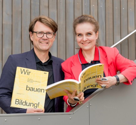 Baureferentin Dr.-Ing. Jeanne-Marie Ehbauer und Stadtschulrat Florian Kraus mit der druckfrischen Publikation. Credit: Tobias Hase / LHM Referat für Bildung und Sport