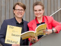 Baureferentin Dr.-Ing. Jeanne-Marie Ehbauer und Stadtschulrat Florian Kraus mit der druckfrischen Publikation. Credit: Tobias Hase / LHM Referat für Bildung und Sport