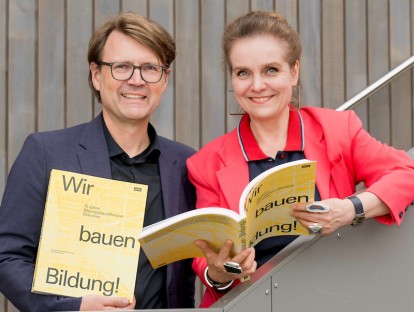 Baureferentin Dr.-Ing. Jeanne-Marie Ehbauer und Stadtschulrat Florian Kraus mit der druckfrischen Publikation. Credit: Tobias Hase / LHM Referat für Bildung und Sport