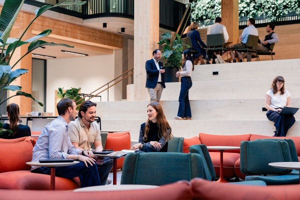 Die lichte Lobby bietet Sitzstufen und Lounge-Inseln (© ACCUMULATA, Foto: Elisa Finke).