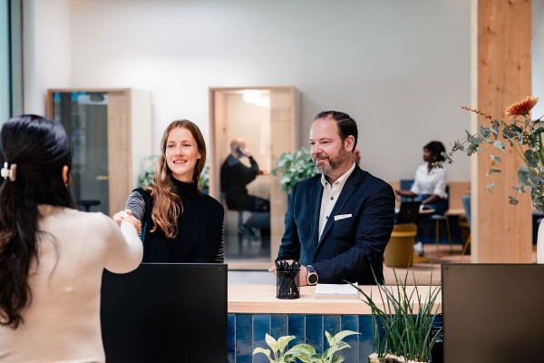 Welcome Desk-Team als erste Anlaufstelle (© ACCUMULATA, Foto: Elisa Finke).
