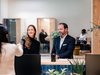 Welcome Desk-Team als erste Anlaufstelle (© ACCUMULATA, Foto: Elisa Finke).