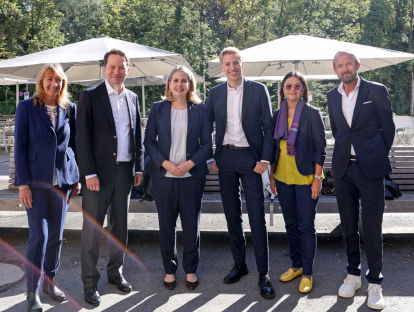 Beim Besuch des zukünftigen Flaucher Quartiers: v.l.n.r. Dr. Gabriele Jahn (SMW),  Dr. Florian Bieberbach (SWM), Verena Hubertz, Dominik Krause, Elisabeth Merk und Dr. Bernhard Boeck (SMW); Foto: Michael Nagy/Presseamt München