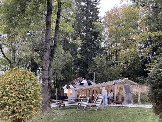 Das sog. Backhaus, in dem es köstliche Pizza zu essen gibt