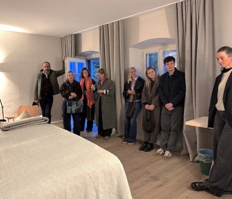 In einem der Hotelzimmer, die alle sehr unterschiedlich geschnitten sind
