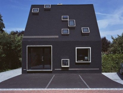 Konsequent schwarz: Von der bitumenverkleideten Fassade ...